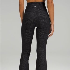 Lululemon Groove Pant Flare Super High-Rise
size 4 colour:Segment Emboss Black